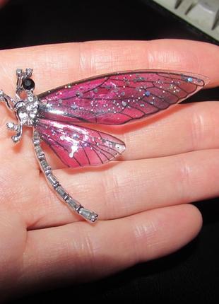 Брошь малиновая стрекоза, нарядная прозрачная брошка бабочка, арт. 5652