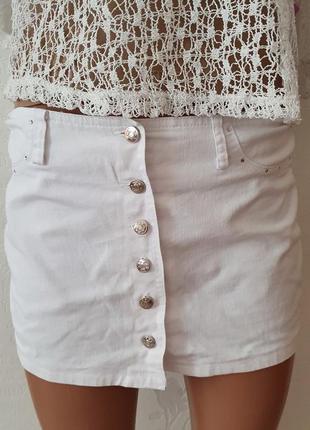 Белая короткая юбка на худышку1 фото
