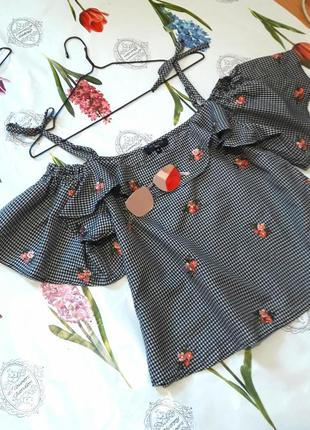 Стильна блуза топ в клітку з вишивкою і воланами від new look3 фото
