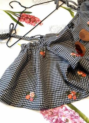 Стильна блуза топ в клітку з вишивкою і воланами від new look4 фото