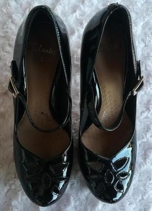 Женские черные туфли эколак на каблуке