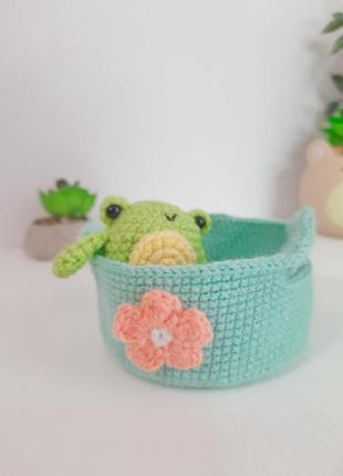 Вязаная корзинка с ручками с цветочком ручной работы маленькая бирюзовая голубая органайзер