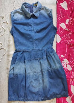 Синее голубое джинсовое платье сарафан короткое с воротником карманами градиент olko3 фото
