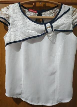 Біла шкільна блузка з красивою брошкою.7 фото
