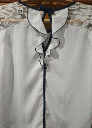 Біла шкільна блузка з красивою брошкою.6 фото