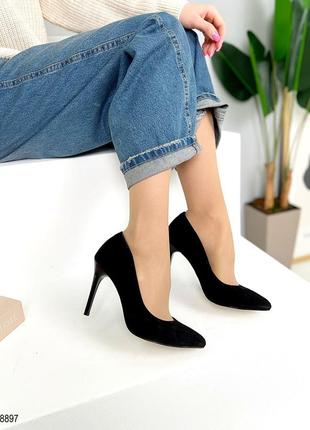 Изысканные классические туфли на тонких каблуках с острым носиком замшевые черные бежевые в горошек4 фото