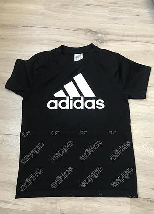 Футболка adidas.