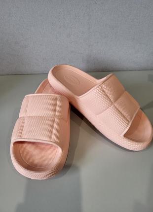 Летние сандалии, шлепанцы приятного персикового цвета2 фото