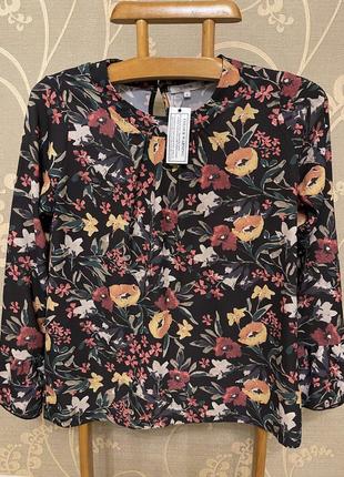 Очень красивая и стильная брендовая блузка в цветах.6 фото
