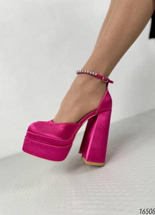 Женские туфли на высоком каблуке