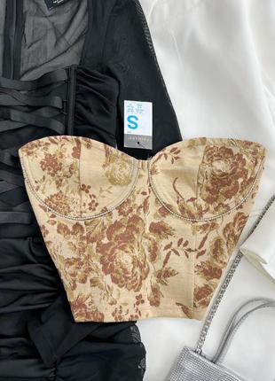 Бежевый топ бандо на груди в золотистый цветочный принт с стразами