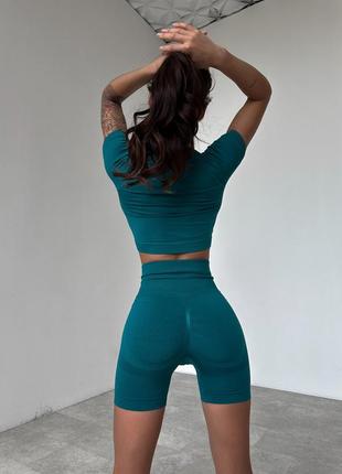 Спортивный женский костюм hot для фитнеса, йоги, танцев с двойным пушап (кроп-топ, удлиненные шорты) - изумруд7 фото