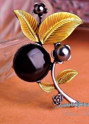 Брошь с камнями женская “ягодка с перлами”
