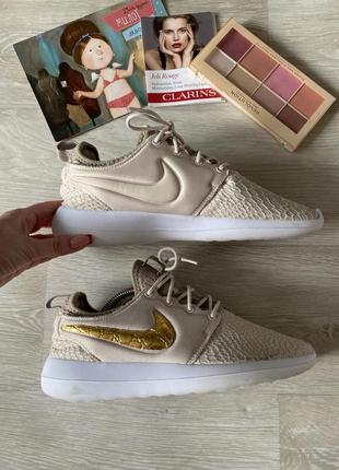 Стильні світлі кросівки