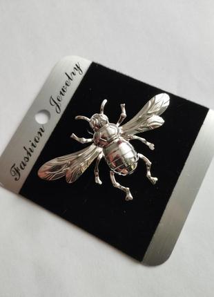 Брошка муха метелик бджілка бджола