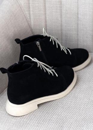 Черные замшевые женские ботинки на шнурках с бежевой подошвой