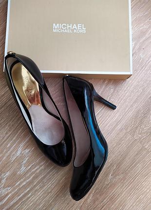 Брендові лакові туфлі