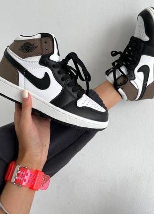 Женские кожаные кроссовки nike air jordan 1 retro high найк джорданы1 фото