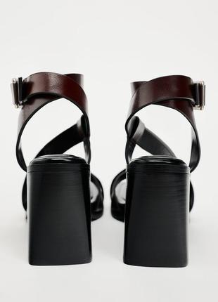 Кожаные босоножки с ременцами и широкими каблуками3 фото
