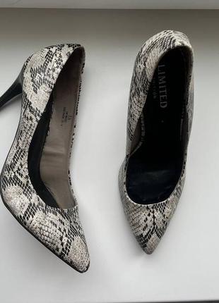 Туфлі на каблуці зі зміїним принтом insolia limited edition 38.5