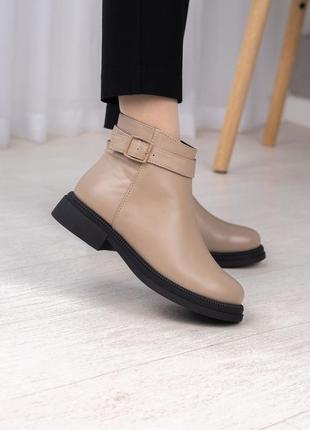 Женские кожаные демисезонные ботинки бежевого цвета1 фото