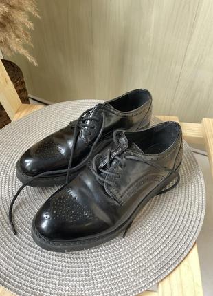 Туфлі лаковані