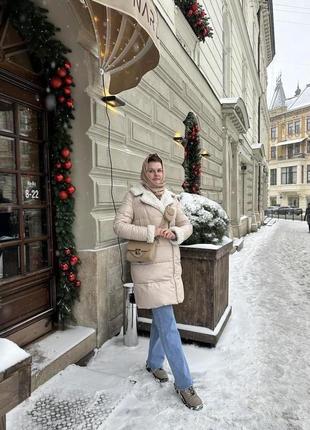 Куртка пуховик бежевый цвет с искуственным мехом