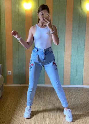 Крутые джинсы с вышивкой