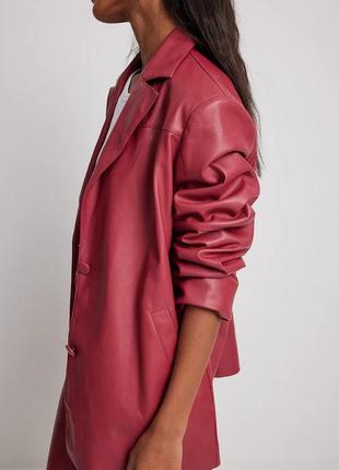 Красный костюм из эко кожи na-kd