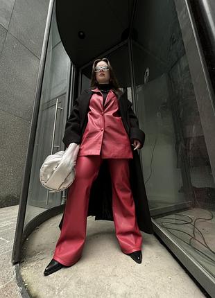 Красный костюм из эко кожи na-kd