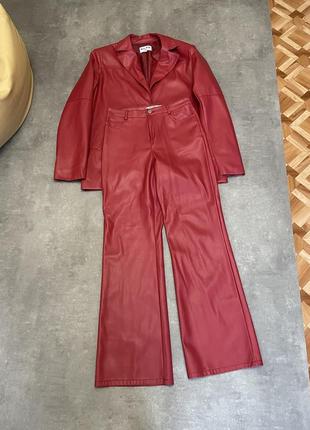 Красный костюм из эко кожи na-kd