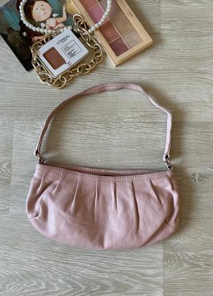 Маленькая кожаная розовая сумка багет