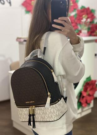 Женский модный городской рюкзак michael kors rhea из монограммной канвы и кожи