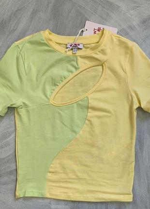 Платье с оригинальным вырезом