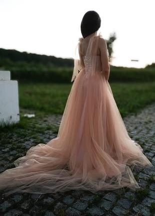 Персиковое платье со шлейфом и разрезом на ноге6 фото