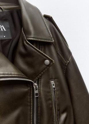 Укороченная байкерская куртка из искусственной кожи4 фото