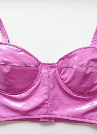 Лаковый топ бра prettylittlething