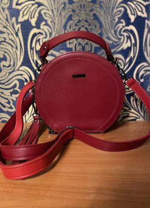 Красная круглая сумочка