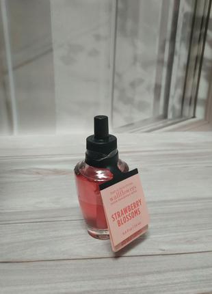 Рефилл сменный катридж для электрического диффузора strawberry blossoms от bath and body works оригинал