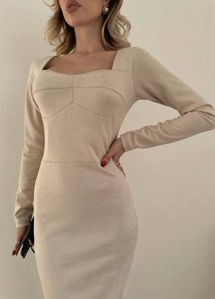 Нарядное замшевое платье миди с квадратным вырезом и длинными рукавами2 фото