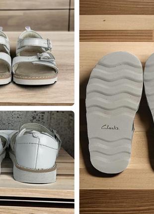 Кожаные перламутровые босоножки, сандалии clarks для девочки8 фото