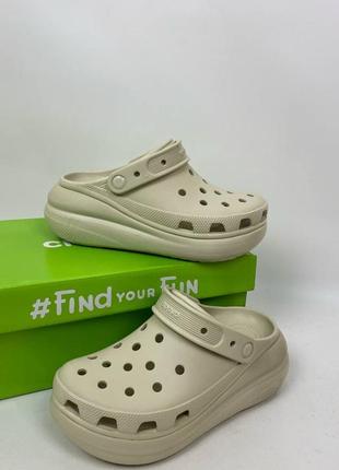 Classic crush bone crocs бежевые кроксы на платформе