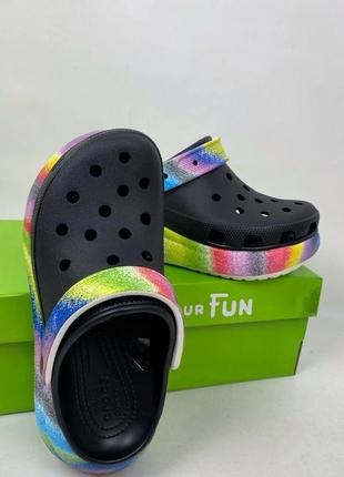 Classic crush spray multi crocs черные разноцветные кроксы на платформе2 фото