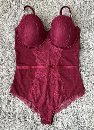 Кружевной боди в ягодном цвете