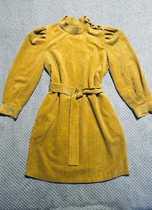 Вельветовое платье с подплечниками и поясом-завязкой8 фото