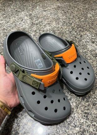 Крокс класік клог алл терейн сірі crocs classic all terrain clog slate grey/multi10 фото