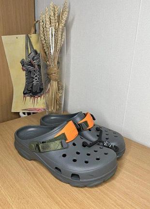 Крокс класік клог алл терейн сірі crocs classic all terrain clog slate grey/multi1 фото