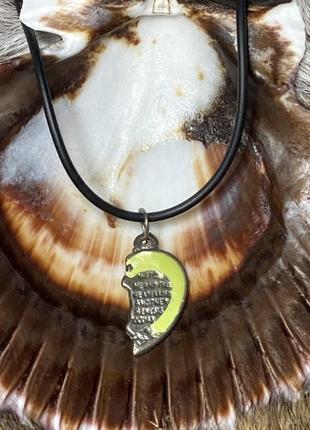 Кулон светящийся в темноте половинка сердца на каучуковом шнурке