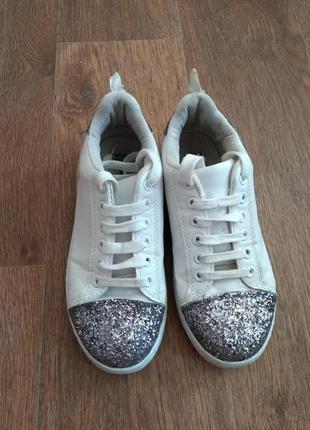 Белые мокасины с глиттером