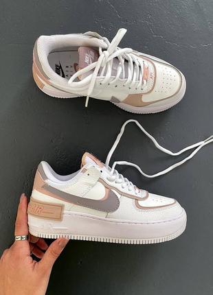 Красивые женские кроссовки nike air force 1 shadow peach белые с цветными вставками4 фото